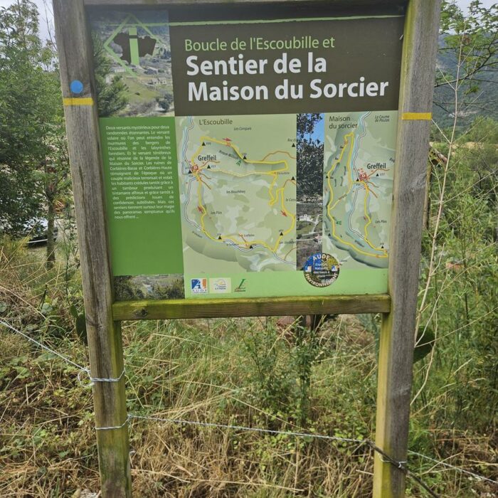 Panneau des sentiers Escoubille et Maison du Sorcier